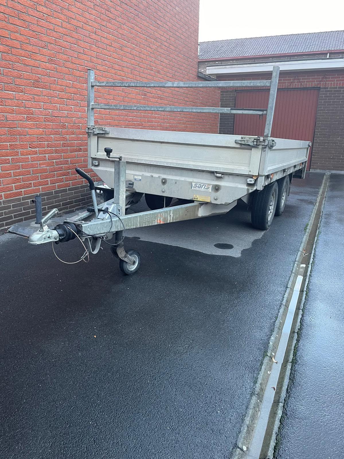 Saris geremde dubbelas aanhangwagen