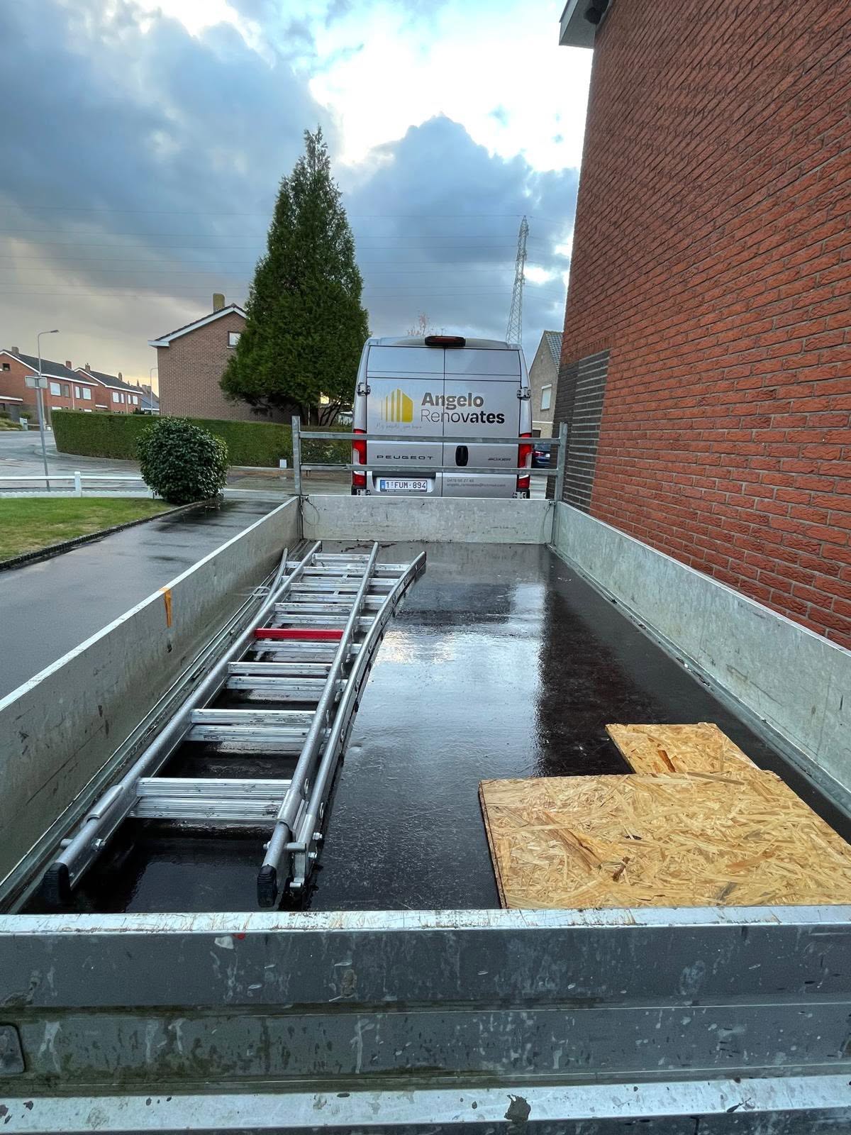Aanhangwagen geladen met ladder en bouwmateriaal