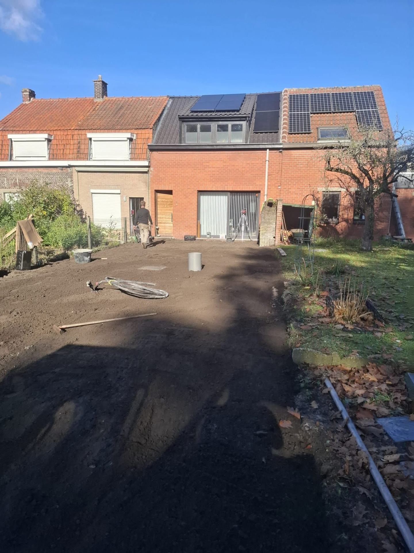 Zelfde achtertuin proper opgeleverd en bouwklaar na de sloopwerken door Angelo Renovates