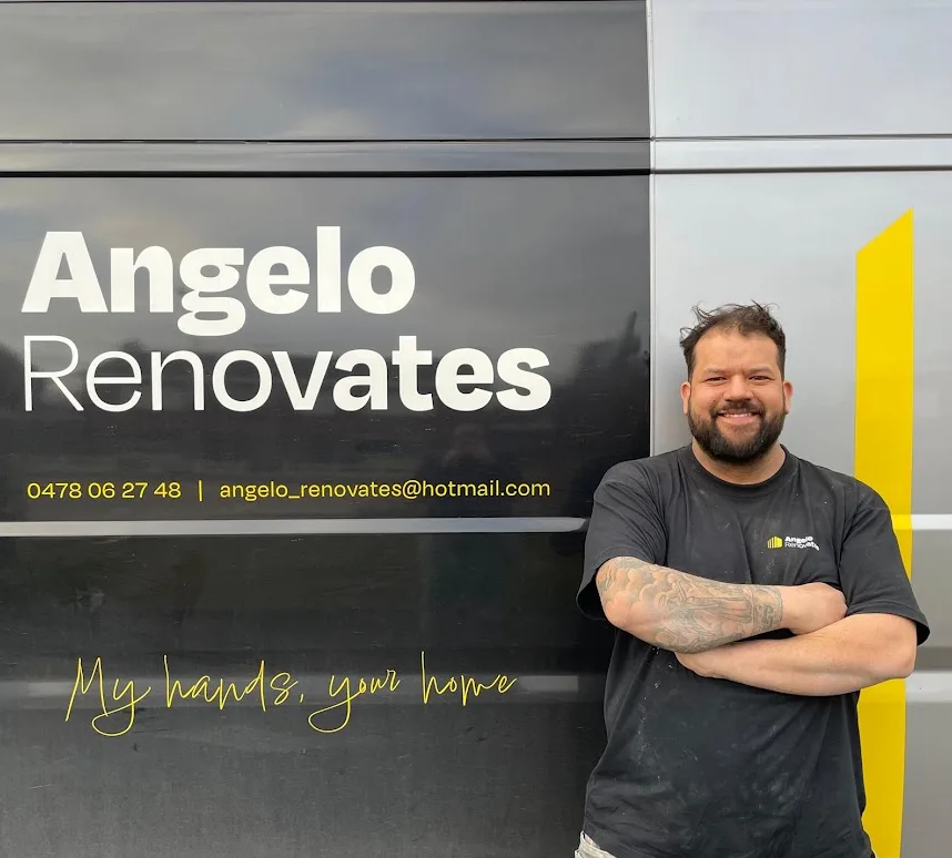 Angelo, zaakvoerder van Angelo Renovates, voor de bedrijfswagen