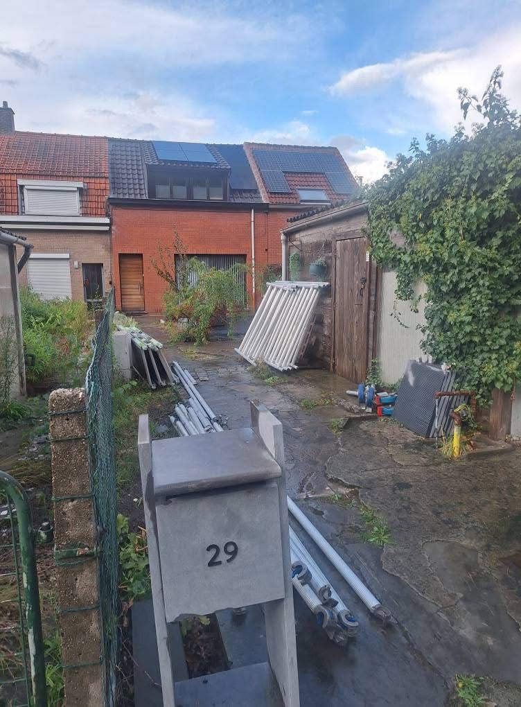 Achtertuin in Zwevegem vol bouwafval en oude constructies vóór de sloopwerken door Angelo Renovates