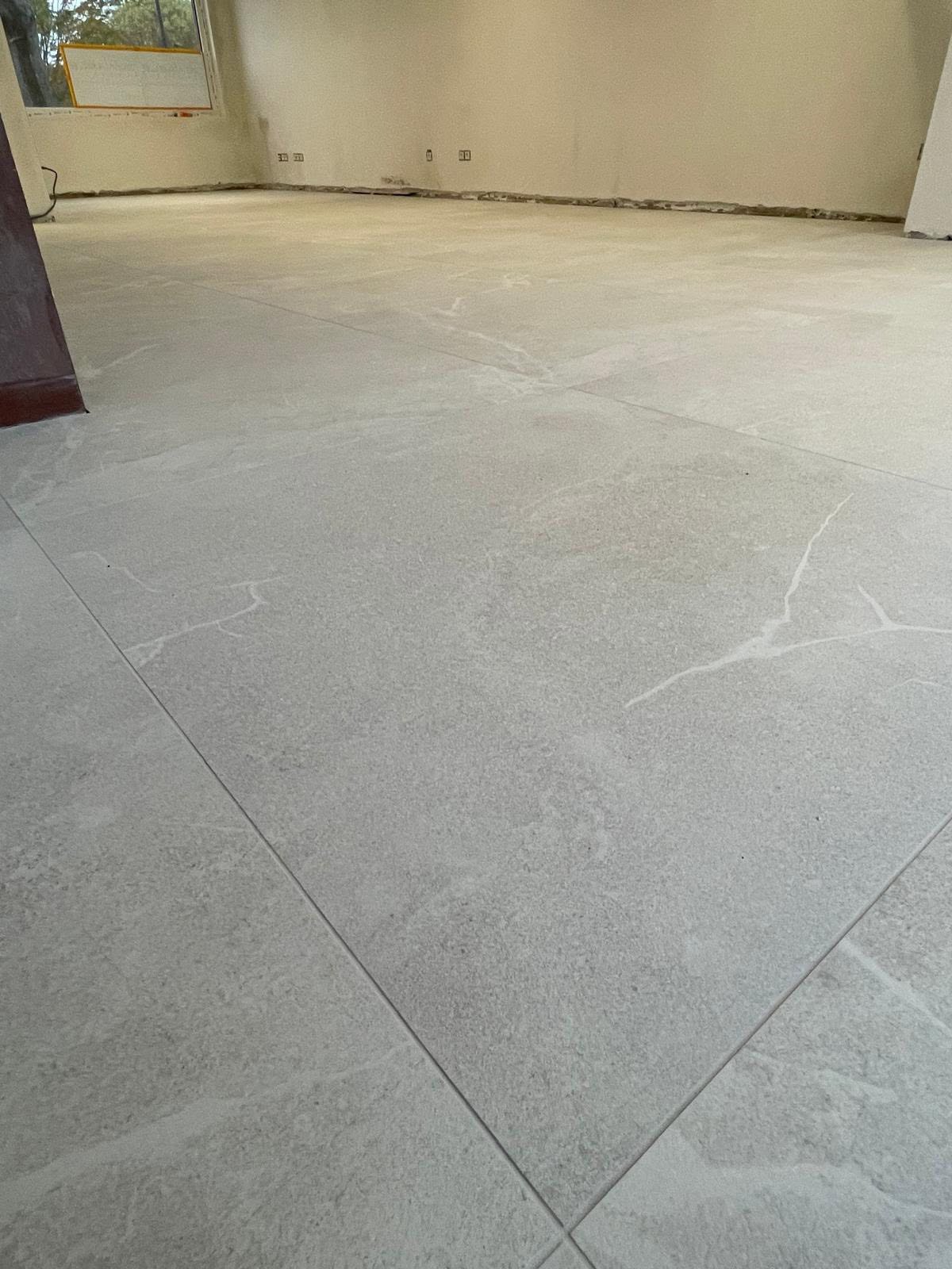 Detail van strak gelegde marmer-look tegelvloer