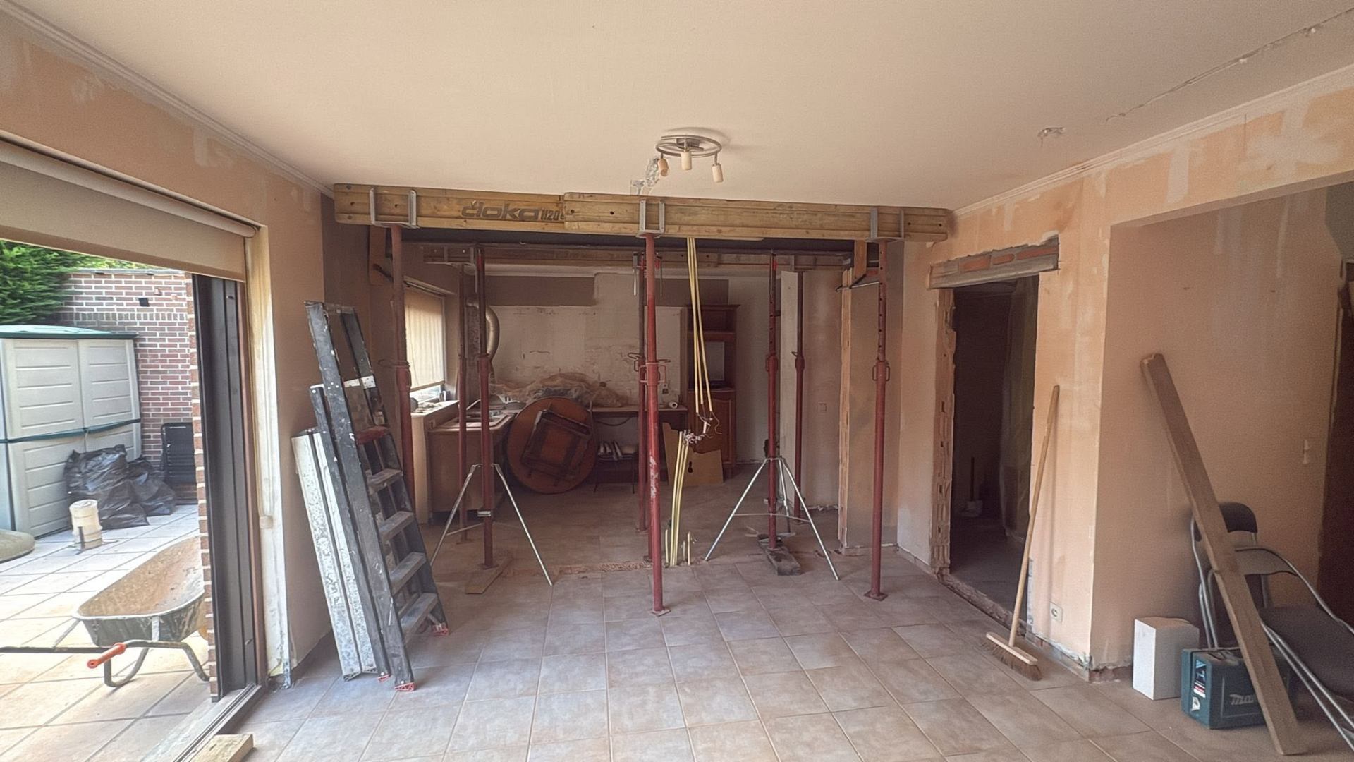 Woning tijdens totaalrenovatie met stempels en sloopwerken