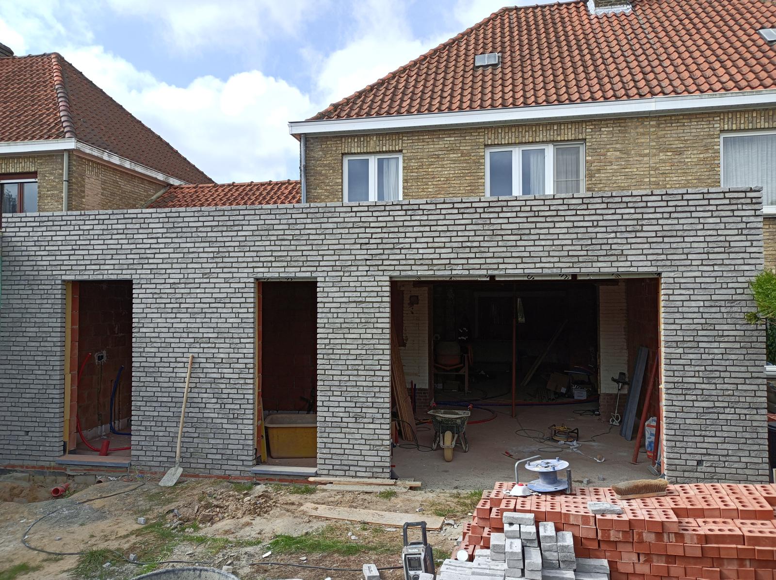 Vernieuwde achtergevel met nieuwe grijze gevelsteen na totaalrenovatie