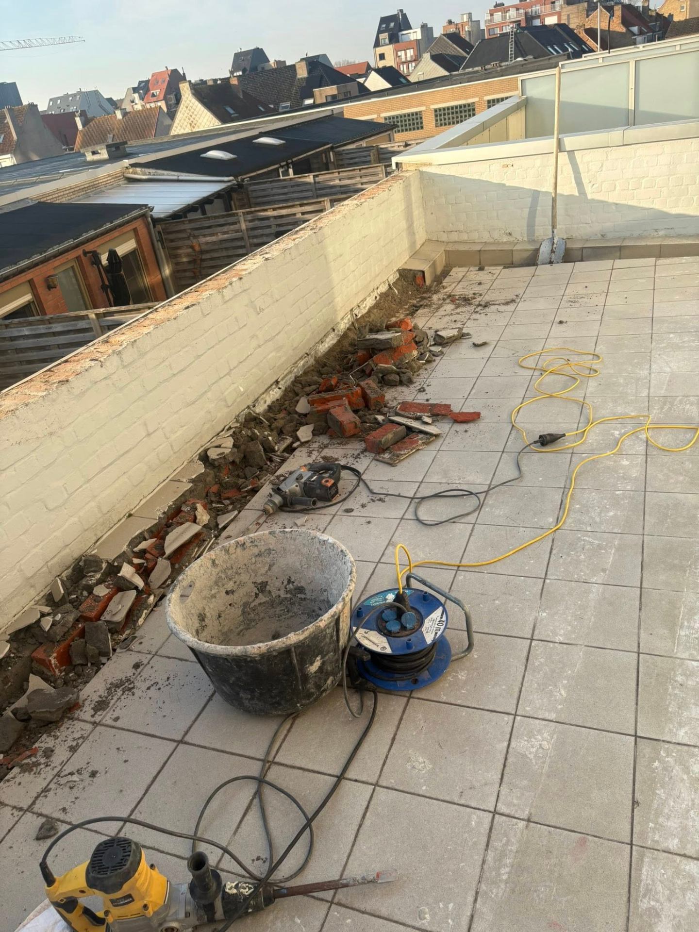 Terras tijdens afbraak van oude tegels en metselwerk